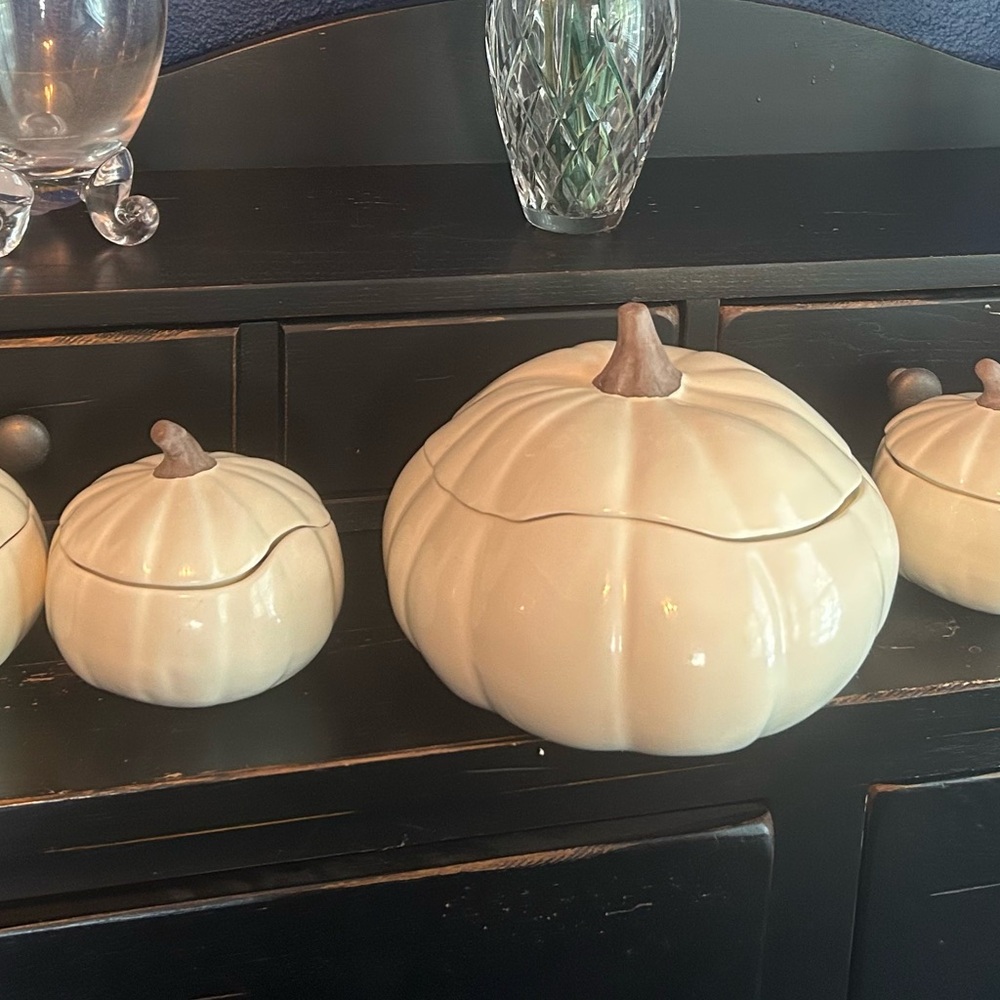 Crate&Barrel Pumpkin Cream Ceramic Soup Tureen and 4 bowls